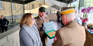 Dyrektor Agnieszka Kaczyńska i ppłk Rafał Pokusa - przedstawiciele I LO PUL im. 111 Eskadry Myśliwskiej w Wołominie. Fot. Warszawa.pl