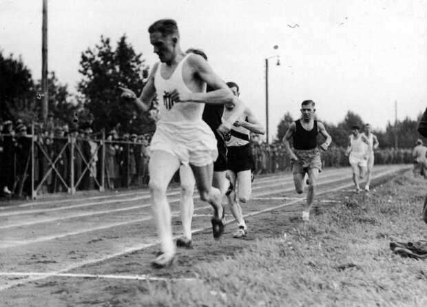 Lekkoatleci w czasie biegu. Wrzesień 1931 r. - Na przodzie widoczny Stanisław Petkiewicz ze stoperem w ręku. Fot. źr. NAC