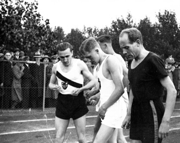 Od lewej Janusz Kusociński, Stanisław Petkiewicz i fiński lekkoatleta Paavo Nurmi. Bieg lekkoatletów na 5000 metrów w 1930 r. Fot. źr. NAC