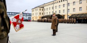Płk Lenart Skrzypczak, Dowódca 1. WBPanc wita się ze sztandarem. Fot. 1. WBPanc