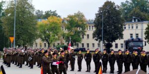 Poczet flagowy - maszeruje do podniesienia flagi państwowej. Fot. Warszawa.pl