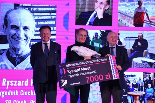 Ryszard Marut (Tygodnik Ciechanowski) Dziennikarska Osobowość Roku 2025 - z Marszałkiem Mazowsza Adamem Struzikiem i Przewodniczącym Jury prof. Januszem Adamowskim. Fot. Tomasz Targoński