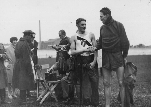 Stanisław Petkiewicz, zwycięzca biegu na 1500 metrów - przyjmuje gratulacje od szwedzkiego lekkoatlety Krafta. Fot. źr. NAC