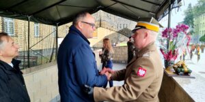 Starosta Wołomiński Arkadiusz Werelich składa gratulacje Dowódcy 1. WBPanc. - Fot. Warszawa.pl