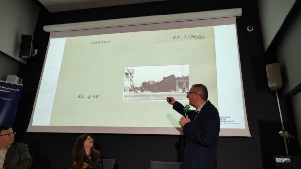 Ulica Karowa w sierpniu 1948 roku - prezentacja zdjęcia Andrzeja Nitscha. Fot. Warszawa.pl