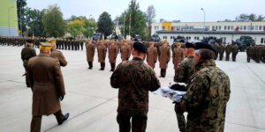 Wręczanie wyróżnień - żołnierzom 1. WBPanc. Fot. Warszawa.pl