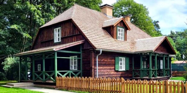 Zabytkowa drewniana leśniczówka - przy ul. Rydzowej 1 w Warszawie. Fot. UM Warszawy
