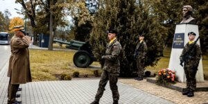 Złożenie kwiatów i warta honorowa pod popiersiem gen. Tadeusza Kościuszki. Fot. 1. WBPanc