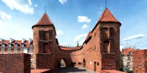 Barbakan w Warszawie w od strony ul. Nowomiejskiej na Starym Mieście w 2020 r. Fot. Adrian Grycuk (Wikimedia)