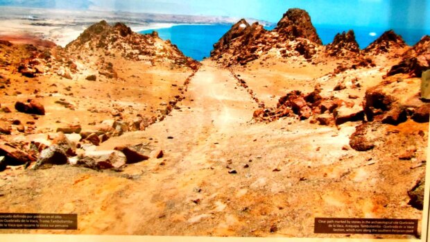 Zdjęcie z wystawy - Droga oznaczona kamieniami na stanowisku archeologicznym Quebrada de la Vaca w Arequipie. Odcinek Tambobamba – Quebrada de la Vaca, biegnący wzdłuż południowego wybrzeża Peru. Fot. Warszawa.pl