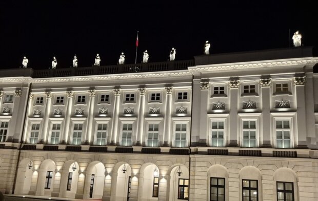 Fasada Pałacu Prezydenckiego przed włączeniem iluminacji