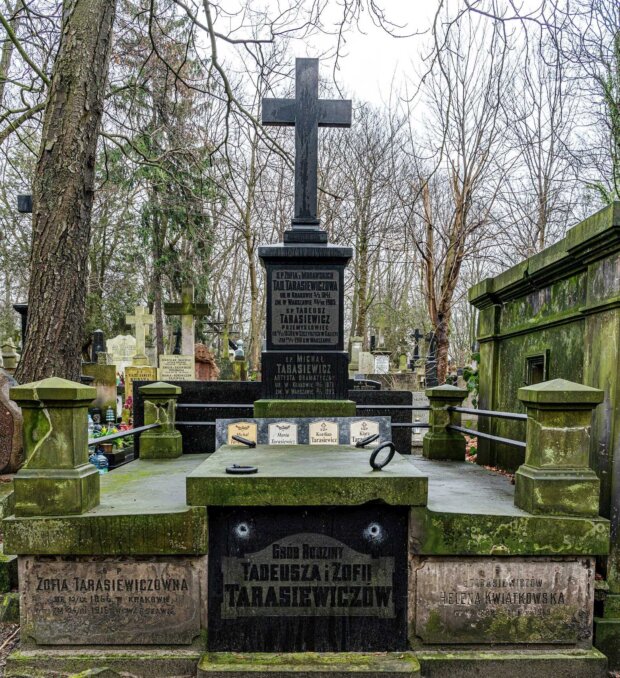 Grób Kordiana Tarasiewicza i rodziny Tarasiewiczów na cmentarzu Powązkowskim (kwatera 71, rząd 6, grób 12, 13). Fot. Krzem Anonim (Wikimedia)