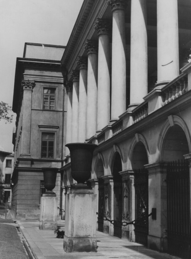 Grób Nieznanego Żołnierza - widok od strony Ogrodu Saskiego w 1930 r. Fot. źr. NAC