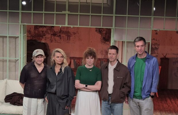 Grupa krwi aktorzy i reżyser podczas próby medialnej