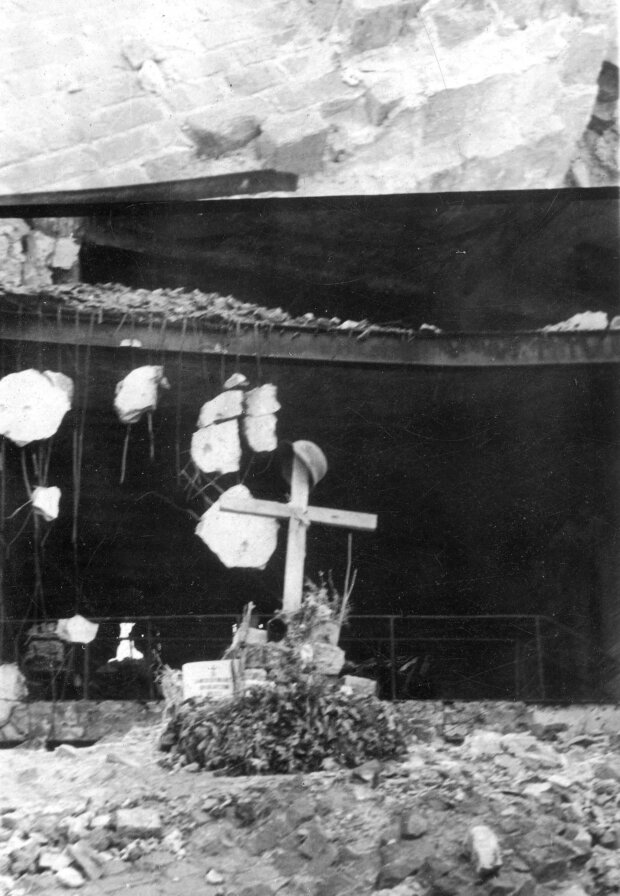 Jeden z grobów powstańczych - na ulicach Warszawy. Fot. źr. NAC