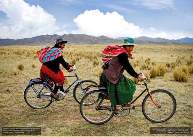 Kobiety korzystające z rowerów jako środka transportu - wzdłuż drogi Inków w rejonie Nicasio, Puno. La Raya - Sekcja Desaguadero. Fot. Ambasada Peru