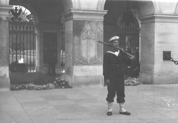 Marynarz na warcie - przed Grobem Nieznanego Żołnierza w 1938 r. Fot. źr. NAC