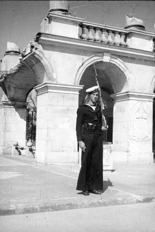 Marynarz na warcie - przed Grobem Nieznanego Żołnierza w 1947 r. Fot. źr. NAC