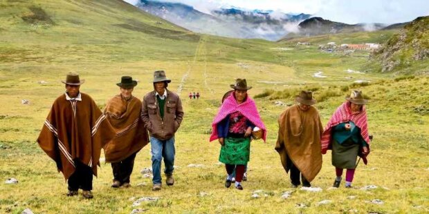 Miejscowi mieszkańcy idą drogą w rejonie Soledad de Tambo, Ancash - Huánuco Pampa. Huánuco Pampa – Sekcja Huamachuco. Fot. Ambasada Peru