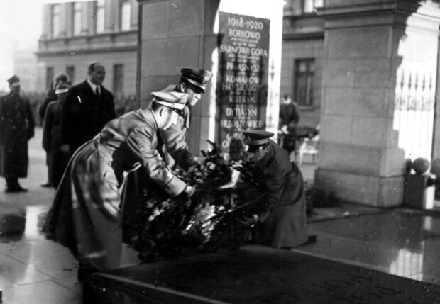 Minister spraw zagranicznych Włoch Galeazzo Ciano (w środku) - składa wieniec 25-02-2039 r. na Grobie Nieznanego Żołnierza. Fot. źr. Nac
