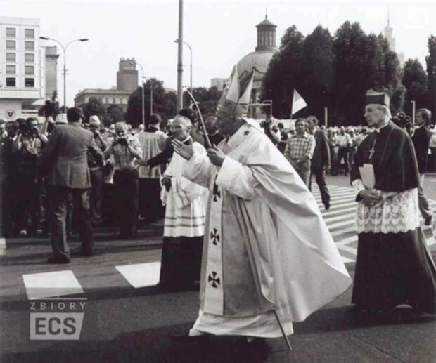 Papież Jan Paweł II - podczas 1. wizyty w Warszawie w 1979 roku przed Grobem Nieznanego Żołnierza na Pl. Zwycięstwa (dawniej Saskim dziś Piłsudskiego). Fot. zbiory ECS (źr. NAC)