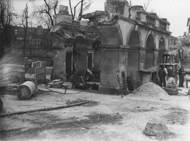 Ruiny Grobu Nieznanego Żołnierza - rok 1945. Fot. K. Pęcherski źr. AP w Warszawie (NAC)