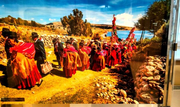 Zdjęcie z wystawy - Sekcja Deseguadero - przedstawiciele lokalnych społeczności przechadzają się drogą królewską podczas dwunarodowego marszu La Raya w 2017 r. Fot. Warszawa.pl