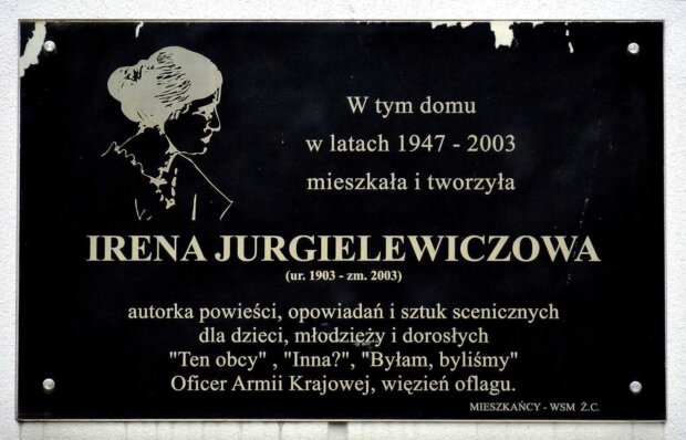 Tablica upamiętniająca Irenę Jurgielewiczową - przy ul. Sarbiewskiego 2 w Warszawie. Fot. Adrian Grycuk (Wikimedia)