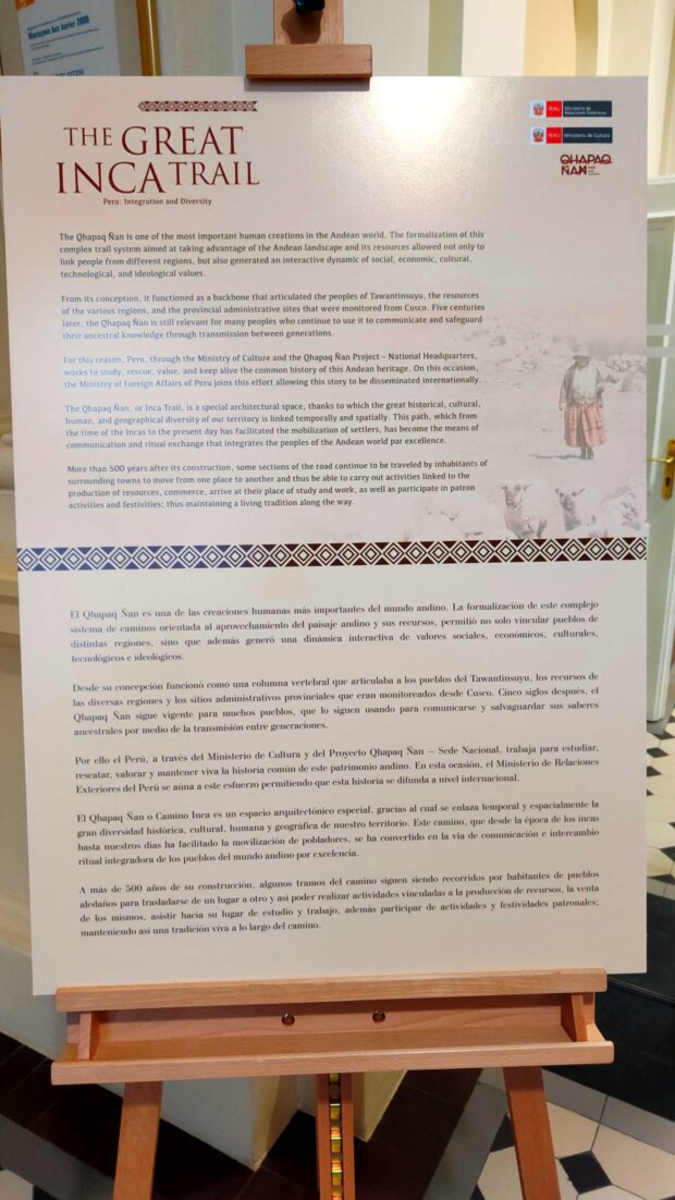 Tablica z opisem przed wejściem na wystawę Qhapaq Nan - Stara Biblioteka UW. Fot. Warszawa.pl