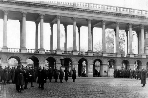 Uroczystości przed Grobem Nieznanego Żołnierza na Placu Saskim w latach 30 XX wieku. Fot. źr NAC