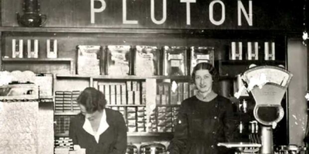 W sklepie z kawą Pluton - zdjęcie z okładki książki Kordiana Tarasiewicza ''Zapach świeżej kawy''. Wydawnictwo PWN. Fot. zbiory autora