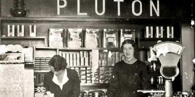 W sklepie z kawą Pluton - zdjęcie z okładki książki Kordiana Tarasiewicza ''Zapach świeżej kawy''. Wydawnictwo PWN. Fot. zbiory autora