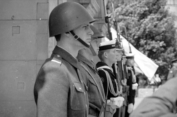 Warta honorowa przed Grobem Nieznanego Żołnierza 22-07-1984 r. Fot. źr. NAC