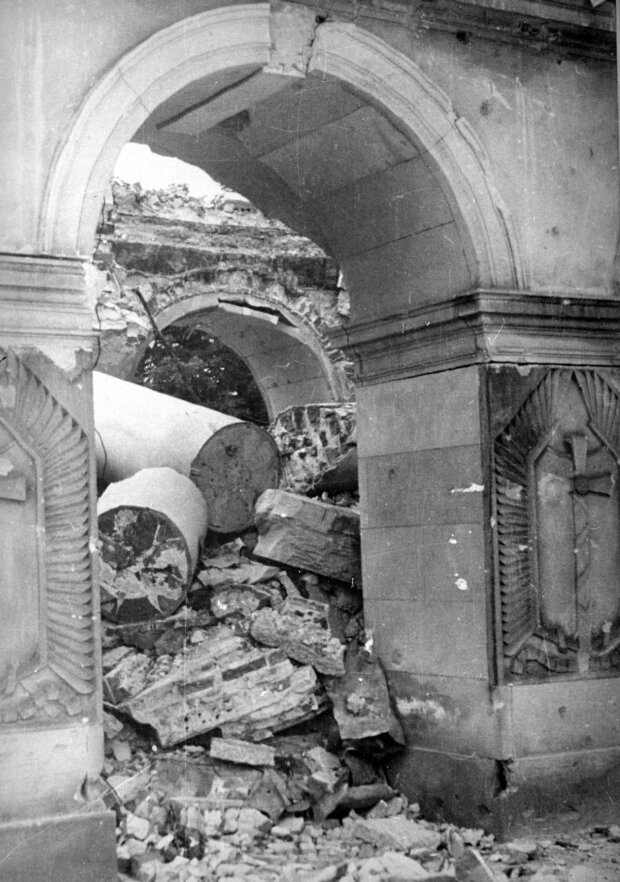 Zasypane gruzem arkady Grobu Nieznanego Żołnierza - widoczna połamana kolumna. Fot. Rassalski Stefan (źr. NAC)