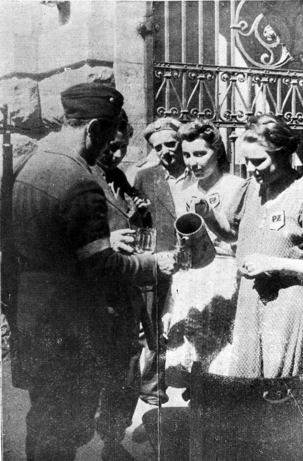 Peżetki z gospody żołnierskiej na Poczcie Głównej - nalewające kawę żołnierzom. Fot. Arch. prywatne