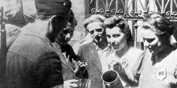 Peżetki z gospody żołnierskiej na Poczcie Głównej - nalewające kawę żołnierzom. Fot. Arch. prywatne