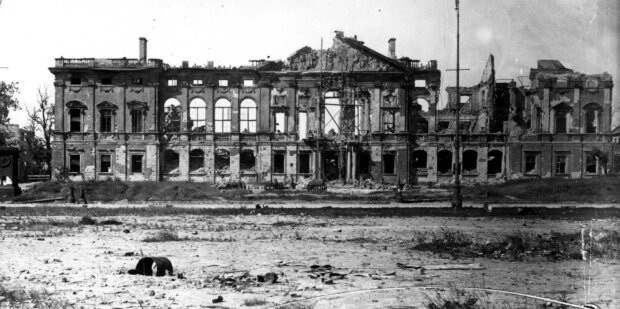 Zniszczony Pałac Krasińskich - rok 1946. Fot. źr. NAC