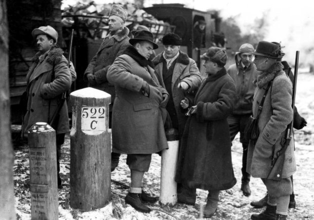Herman Knothe na polowaniu w Białowieży - uczestnicy widoczni od lewej: wojewoda białostocki Marian Zyndram Kościałkowski, marszałek senatu Władysław Raczkiewicz, minister sprawiedliwości Czesław Michałowski, Karol Romer, inżynier Herman Knothe, poseł Bogusław Miedziński oraz generał dywizji Edward Śmigły-Rydz. Fot. arch. NAC