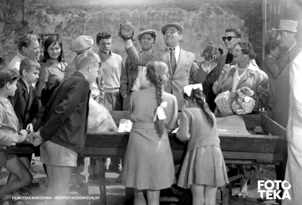 Fotos z filmu ''Cafe Pod minogą''. Sprzedawcy żółwi - Adolf Dymsza jako Maniuś Kitajec i Włodzimierz Skoczylas jako Piskorszczak ''Szmaja'' (w kaszkietach). Fot. Wojciech Urbanowicz źr. FN