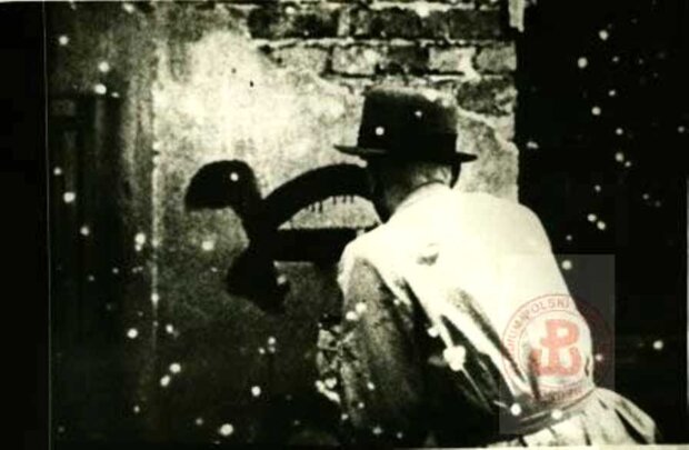 Malowanie żółwia przez członka Organizacji Małego Sabotażu ''Wawer''. Fot. NN, Studium Polski Podziemnej w Londynie. Źr. Ośrodek Karta