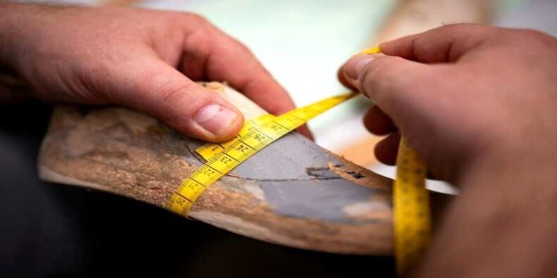 Obuwie ortopedyczne - pomiar kopyta szewskiego w celu dobrego dopasowania do stopy. Fot. mat. prasowy