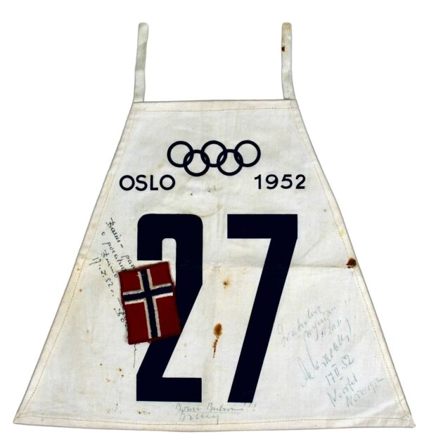 Plastron z numerem startowym Barbary Grocholskiej - Igrzysk w Oslo 1952, jedne z pierwszych dla polskich ''zimowych'' olimpijek. Fot. zbiory MSiT
