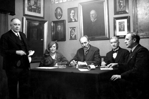 Maria Szpyrkówna 27 marca 1935 r. - na walnym zgromadzeniu członków Towarzystwa Literatów i Dziennikarzy w Polsce, w prezydium: Ferdynand Ossendowski (stoi), Maria Szpyrkówna, Jan Lorentowicz (trzeci z prawej), S. Fałat, A. Dzięciołowski. Źr. NAC