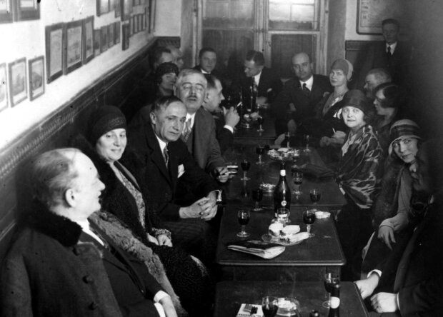 Maria Szpyrkówna w winiarni Fukiera na Starym Mieście - na spotkaniu z Julije Benesiciem, pisarzem chorwackim i literatami polskimi. Na zdjęciu Maria Szpyrkówna trzecia od prawej. Fot. źr. NAC