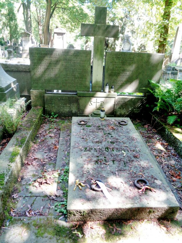 Nagrobek Marii Szpyrkówny na cmentarzu Powązkowskim. Fot. Lukasz2, Wikimedia