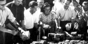 Stefania Grodzieńska i Jerzy Jurandot (w środku) - przy odgruzowywaniu przyszłego Teatru Syrena przy ul. Litewskiej w Warszawie ok. 1948 roku. . Fot. źr. NAC