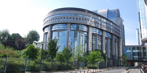 Budynek im. Paula Henriego Spaaka, w którym mieszczą się m.in. sala obrad plenarnych Parlamentu Europejskiego w Brukseli, sale posiedzeń komisji i biura posłów. Fot. Matthias v.d. Elbe (Wikimedia)