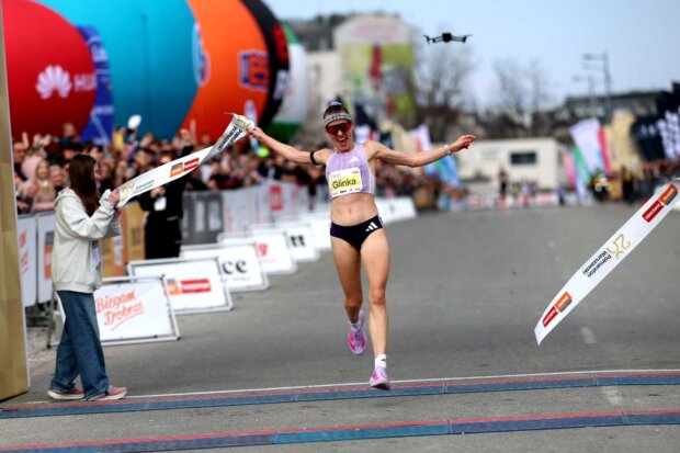 Elżbieta Glinka - pierwsza na mecie 20. Półmaratonu Warszawskiego. Fot. Andrzej Olszanowski