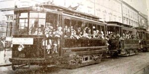 Specjalny tramwaj dowożący dzieci na teren półkolonii w Parku Sobieskiego. Źródło ''Kobieta w Świecie i w Domu'' (1933). Fot. źr. arch. autora