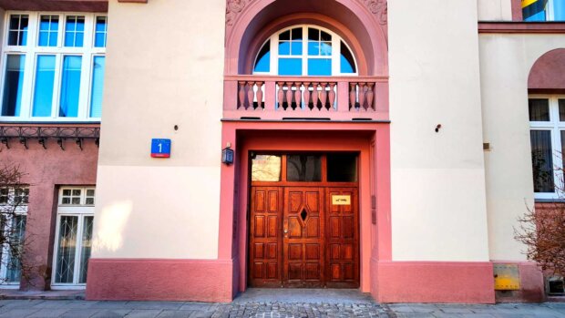 Kamienica Alfreda Binzera - brama kamienicy. Fot. Warszawa.pl